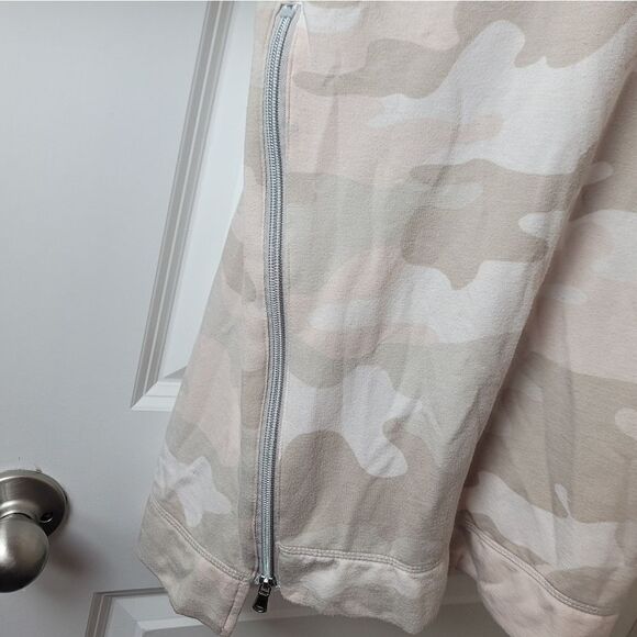 STELLA & DOT Camo Sweatshirt - Picture 2 of 9